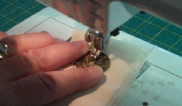 Quickly sew on a button with a sewing machine