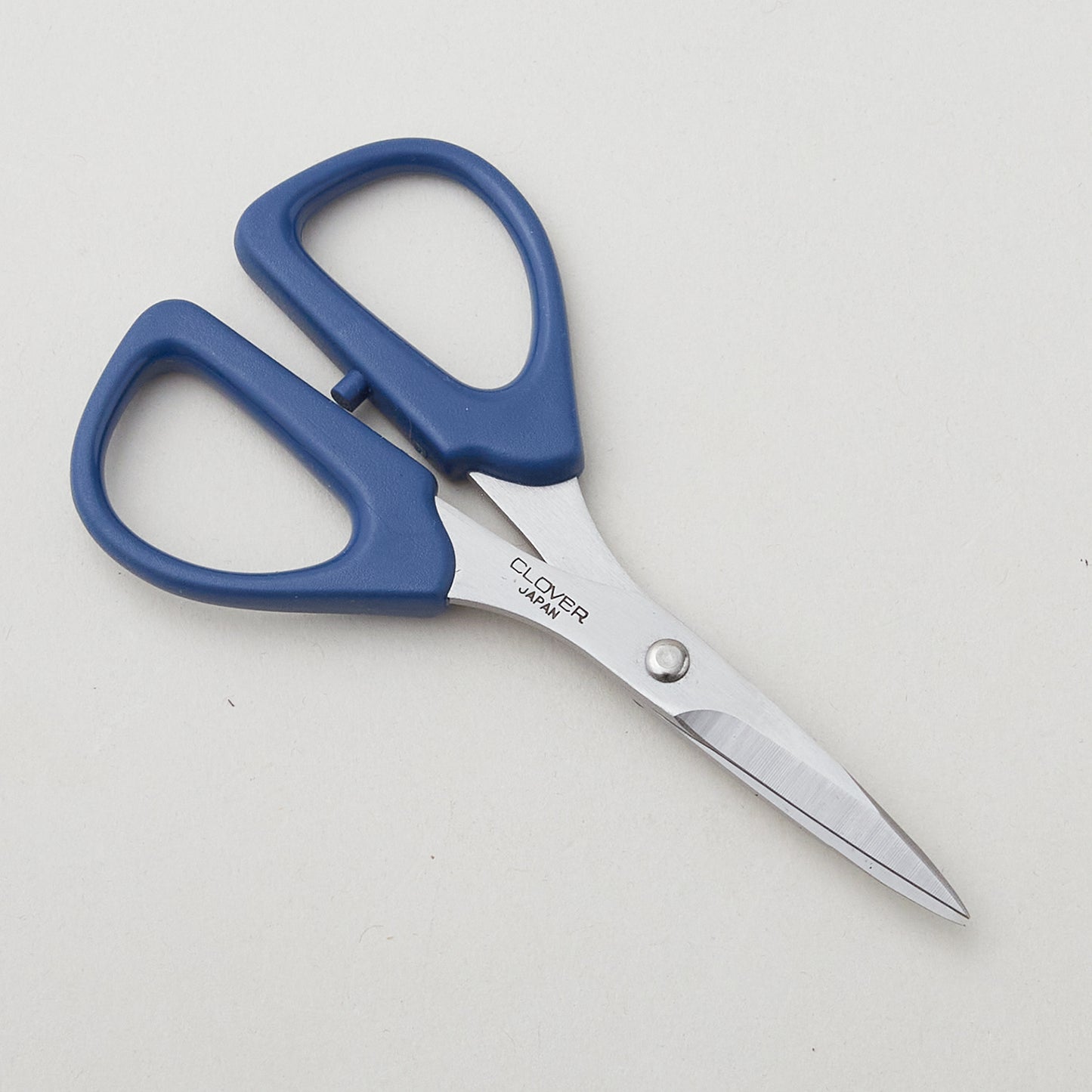 Clover Mini Patchwork Scissors Alternative View #2