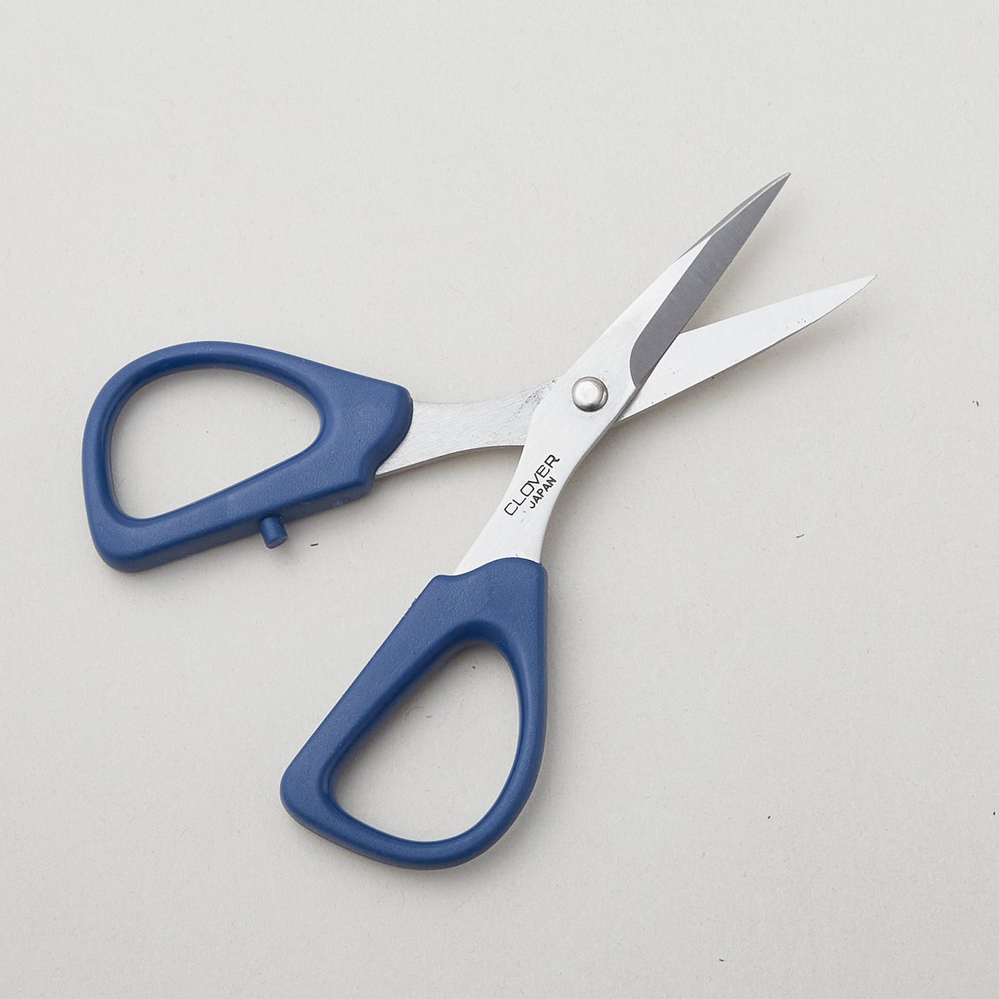 Clover Mini Patchwork Scissors Alternative View #3