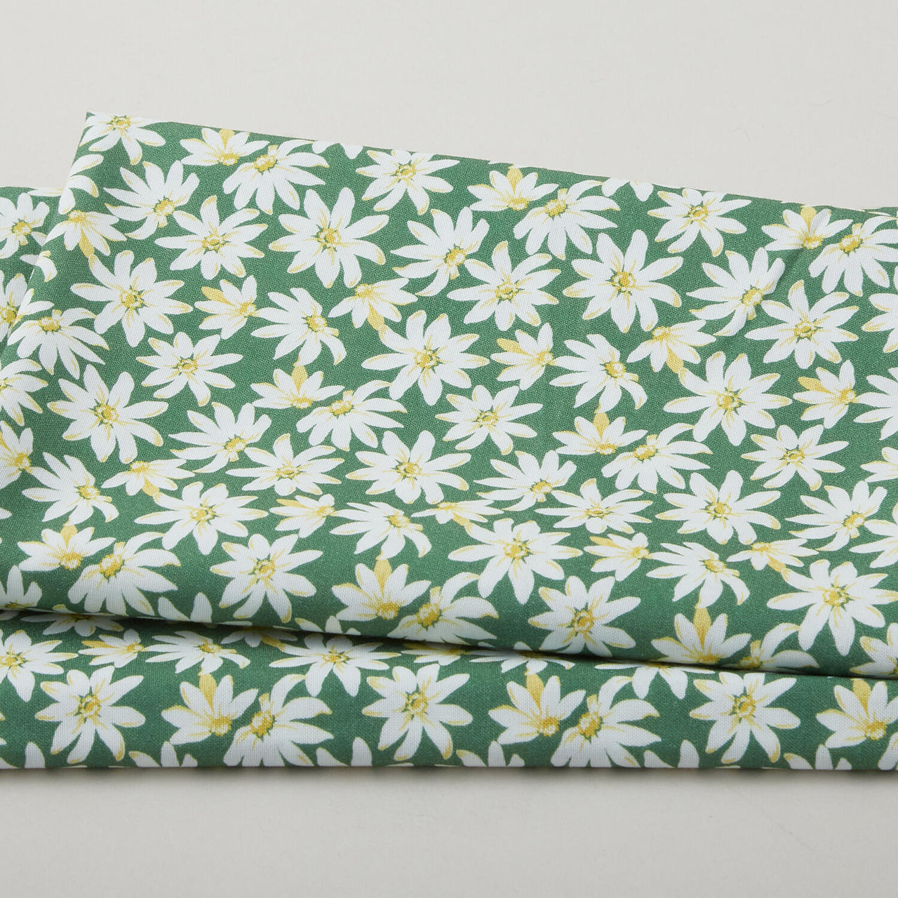 Meadow Breeze Favorites - Daisies Green 2 Yard Cut