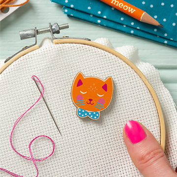 Cat Magnetic Needle Minder Alternative View #1